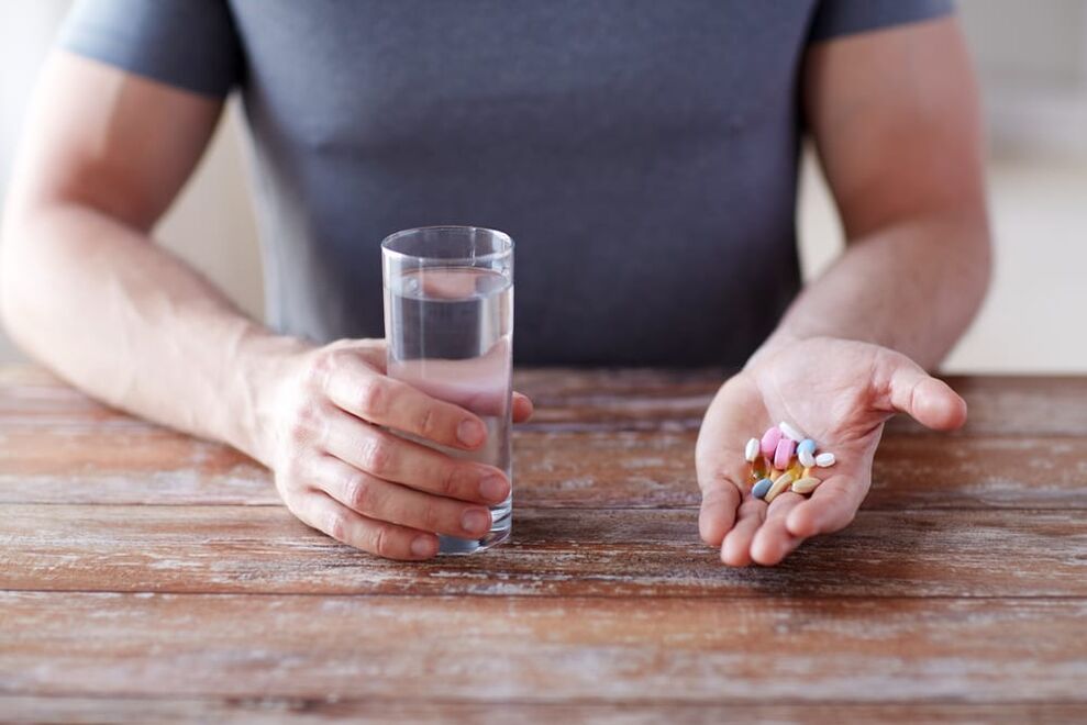 egy férfi vitaminokat szed a potencia érdekében 1. fotó