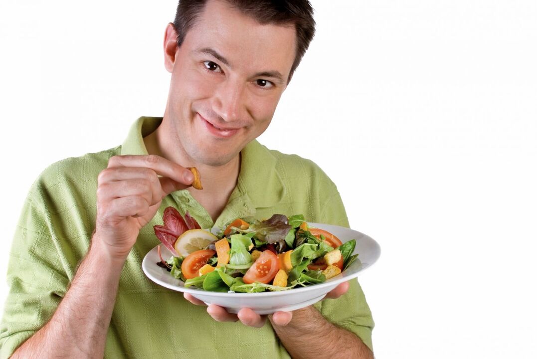 ember eszik zöldség salátát a potenciaért