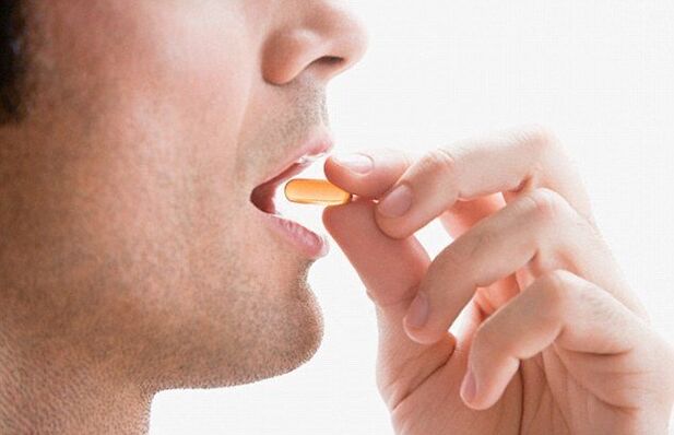 Egy férfi vitamin komplexet szed a potencia fenntartása érdekében